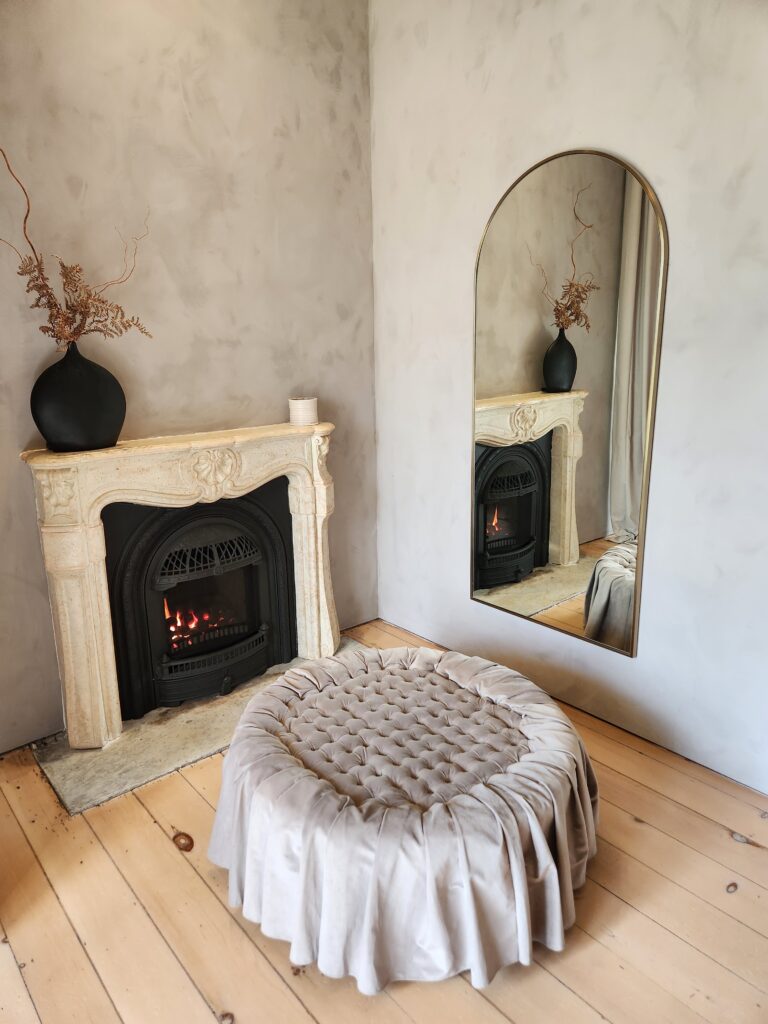 Bathroom at Lune 1860 with fireplace and arch mirror